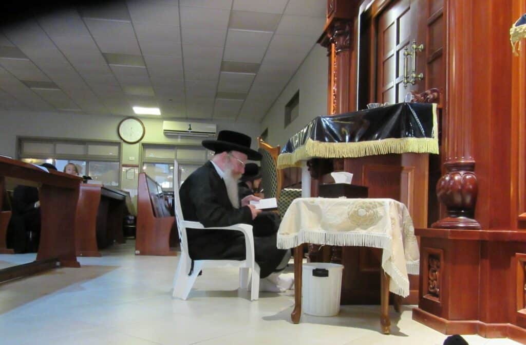 אמירת הקינות וקידוש לבנה בחצר קרעטשניף - קרית גת