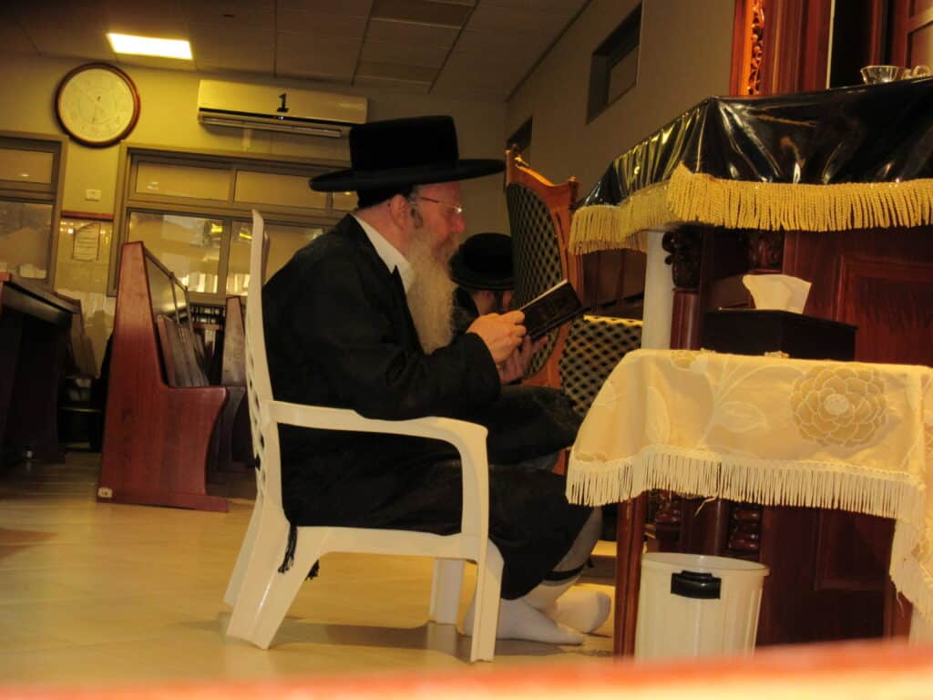 אמירת הקינות וקידוש לבנה בחצר קרעטשניף - קרית גת