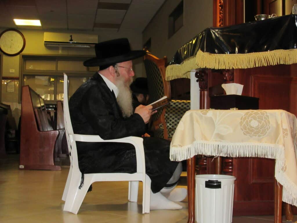 אמירת הקינות וקידוש לבנה בחצר קרעטשניף - קרית גת