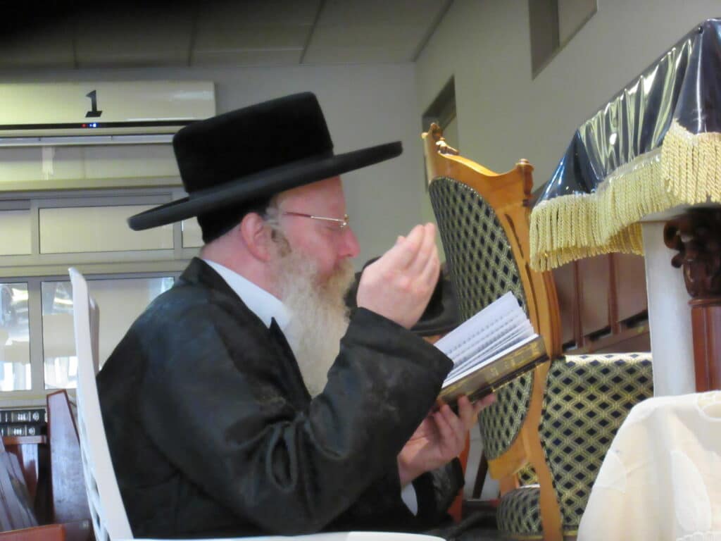 אמירת הקינות וקידוש לבנה בחצר קרעטשניף - קרית גת