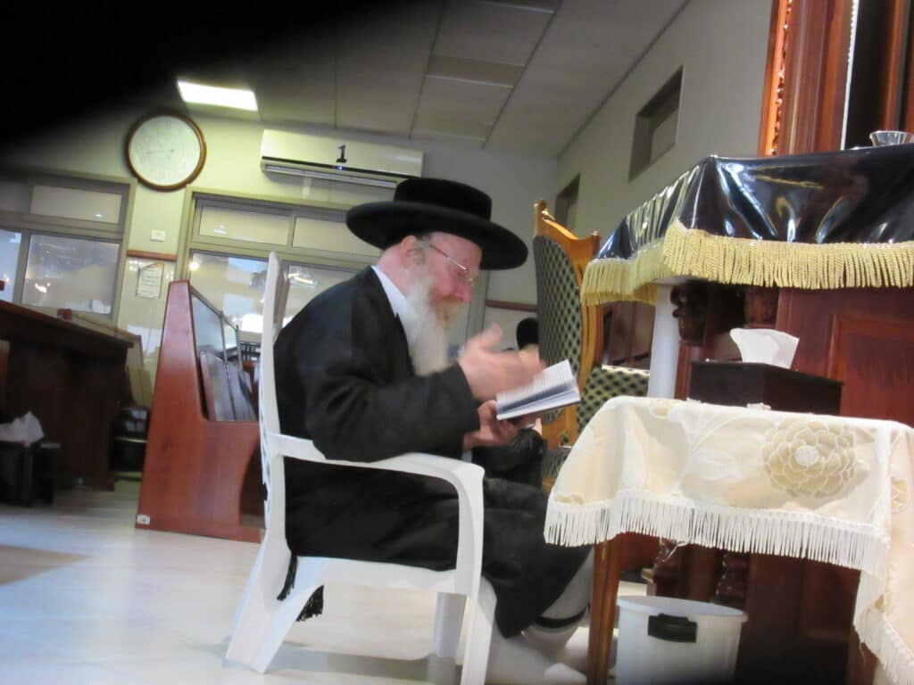 אמירת הקינות וקידוש לבנה בחצר קרעטשניף - קרית גת