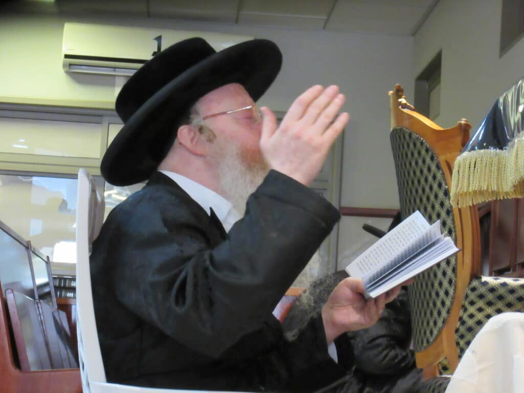 אמירת הקינות וקידוש לבנה בחצר קרעטשניף - קרית גת