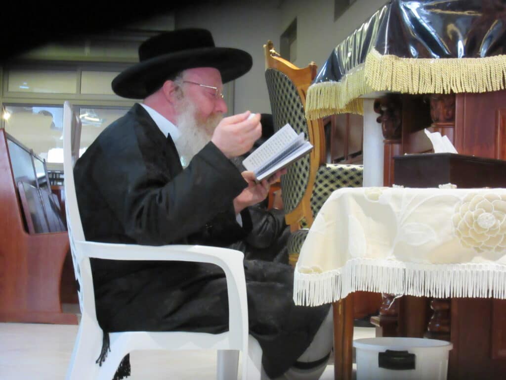 אמירת הקינות וקידוש לבנה בחצר קרעטשניף - קרית גת