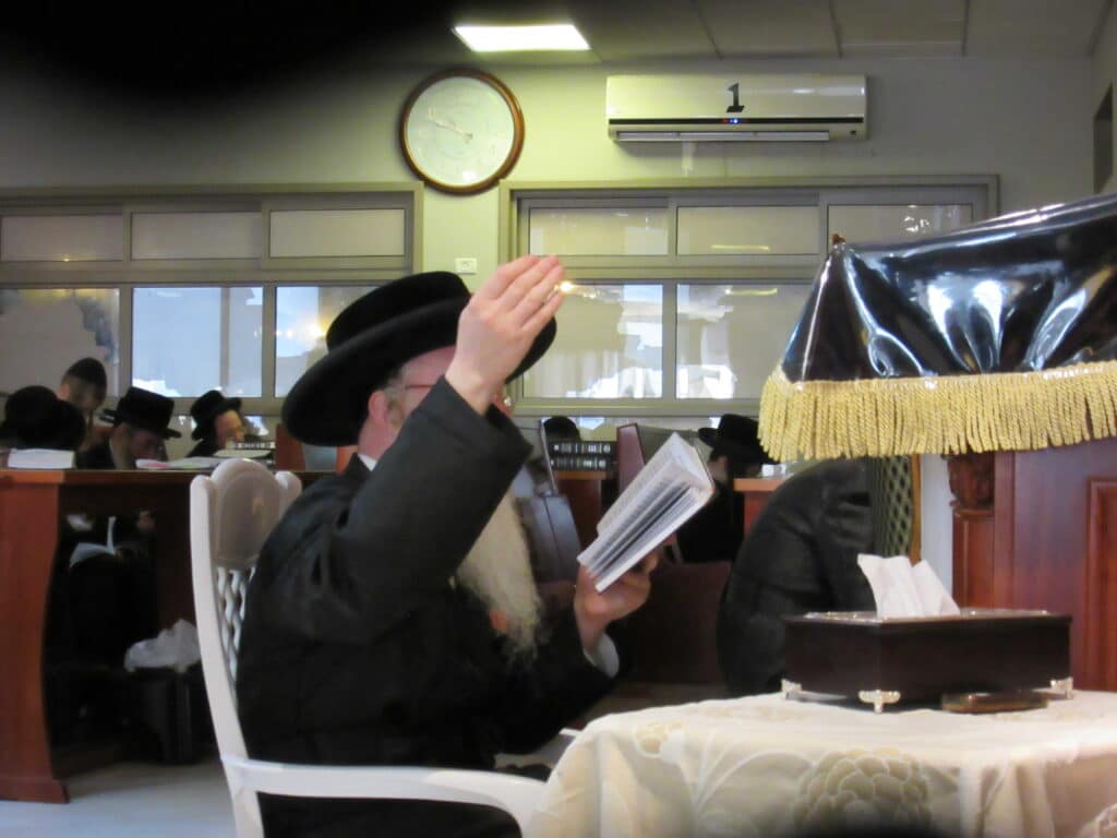 אמירת הקינות וקידוש לבנה בחצר קרעטשניף - קרית גת