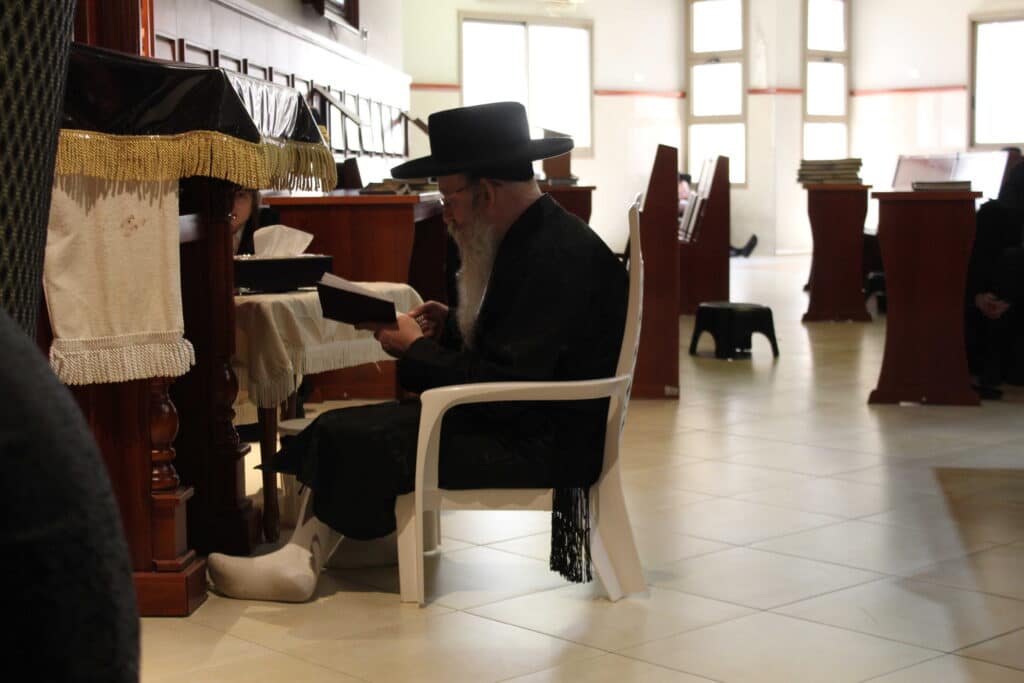 אמירת הקינות וקידוש לבנה בחצר קרעטשניף - קרית גת