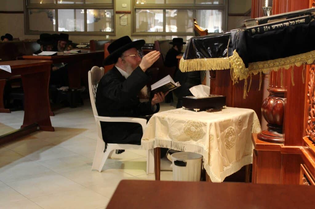 אמירת הקינות וקידוש לבנה בחצר קרעטשניף - קרית גת