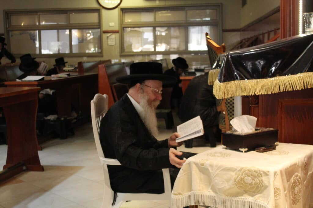 אמירת הקינות וקידוש לבנה בחצר קרעטשניף - קרית גת