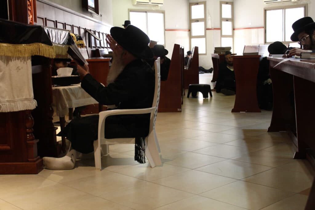 אמירת הקינות וקידוש לבנה בחצר קרעטשניף - קרית גת