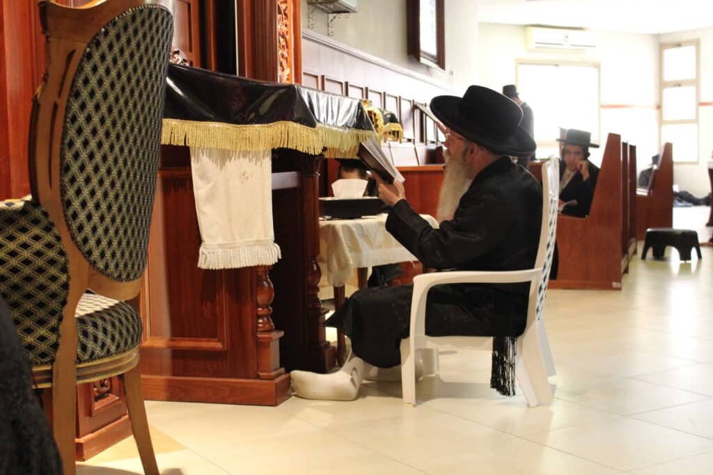 אמירת הקינות וקידוש לבנה בחצר קרעטשניף - קרית גת