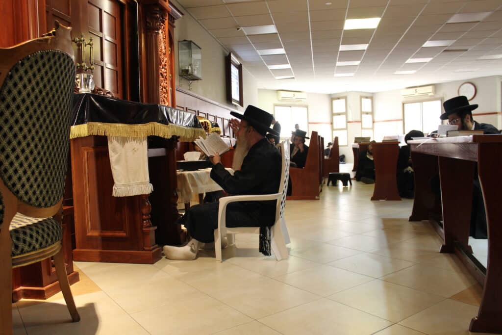 אמירת הקינות וקידוש לבנה בחצר קרעטשניף - קרית גת