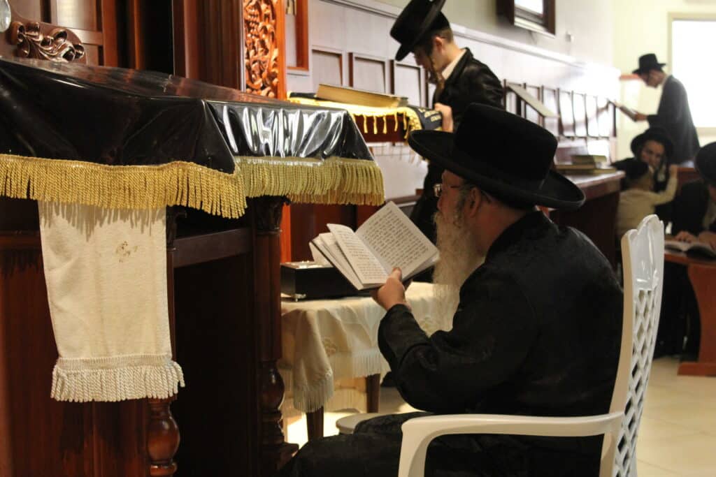 אמירת הקינות וקידוש לבנה בחצר קרעטשניף - קרית גת