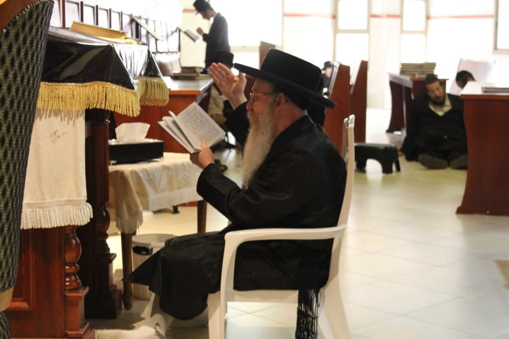 אמירת הקינות וקידוש לבנה בחצר קרעטשניף - קרית גת