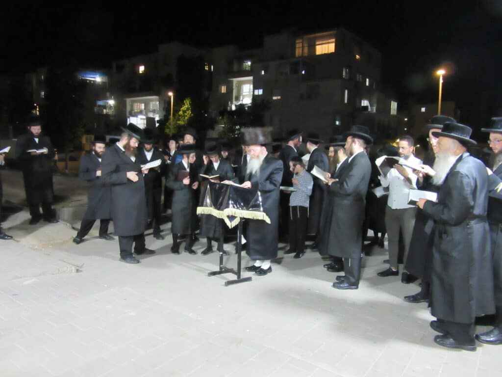 אמירת הקינות וקידוש לבנה בחצר קרעטשניף - קרית גת