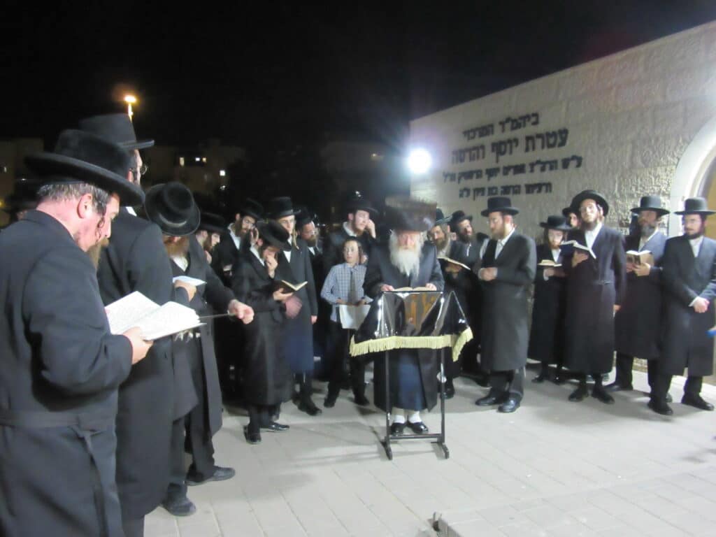 אמירת הקינות וקידוש לבנה בחצר קרעטשניף - קרית גת