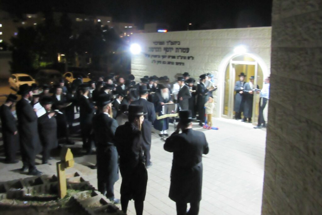 אמירת הקינות וקידוש לבנה בחצר קרעטשניף - קרית גת