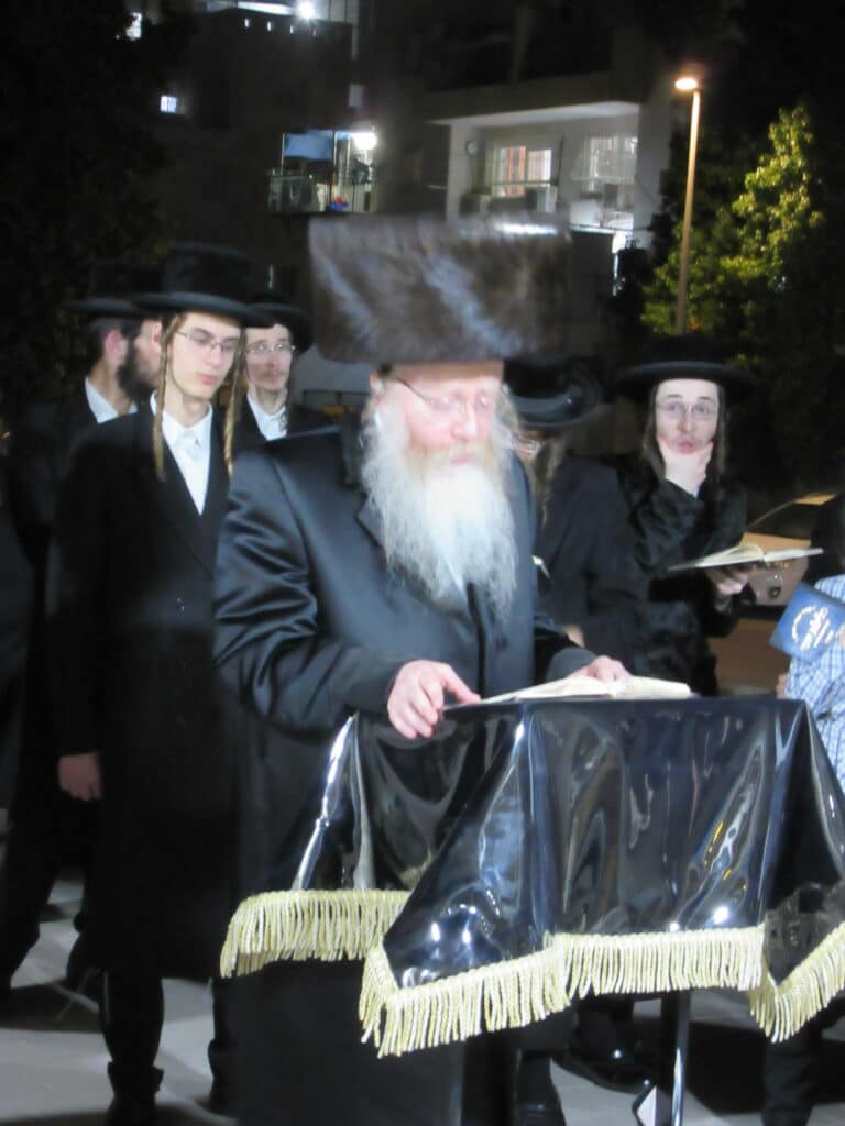 אמירת הקינות וקידוש לבנה בחצר קרעטשניף - קרית גת