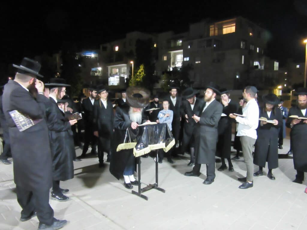 אמירת הקינות וקידוש לבנה בחצר קרעטשניף - קרית גת