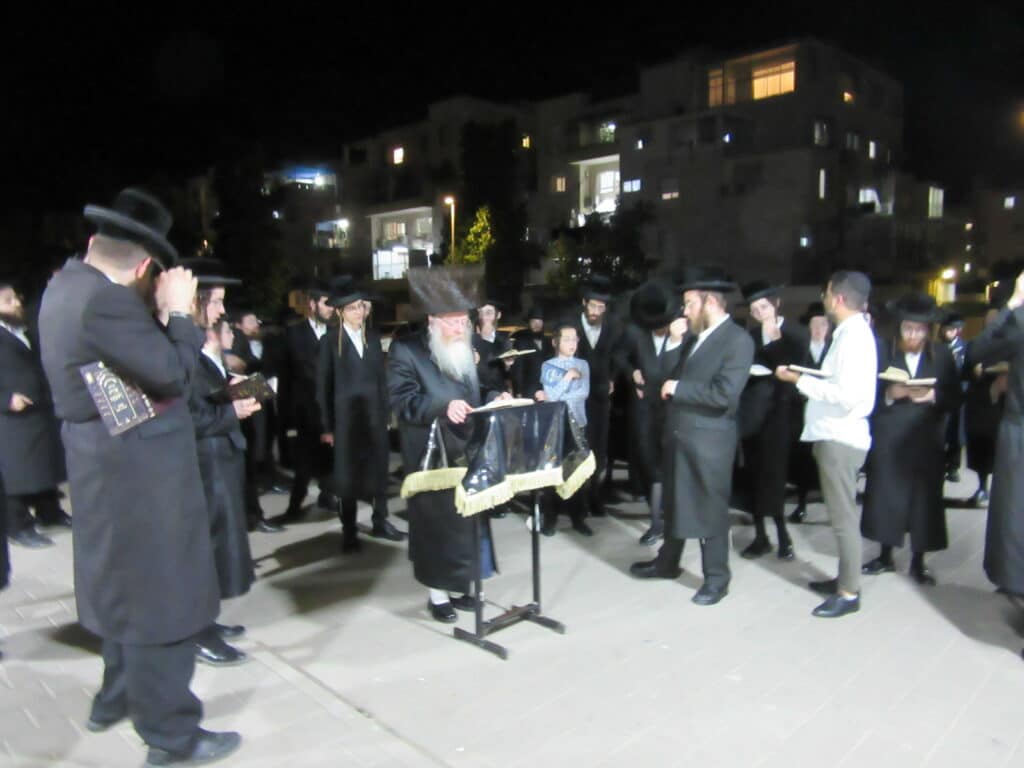 אמירת הקינות וקידוש לבנה בחצר קרעטשניף - קרית גת