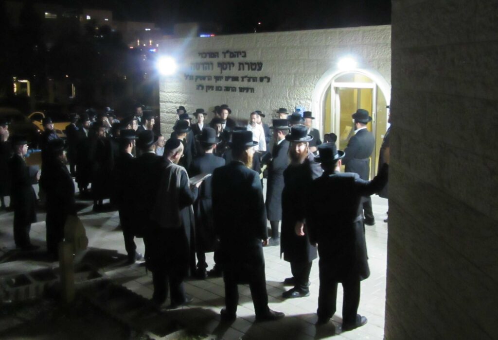 אמירת הקינות וקידוש לבנה בחצר קרעטשניף - קרית גת