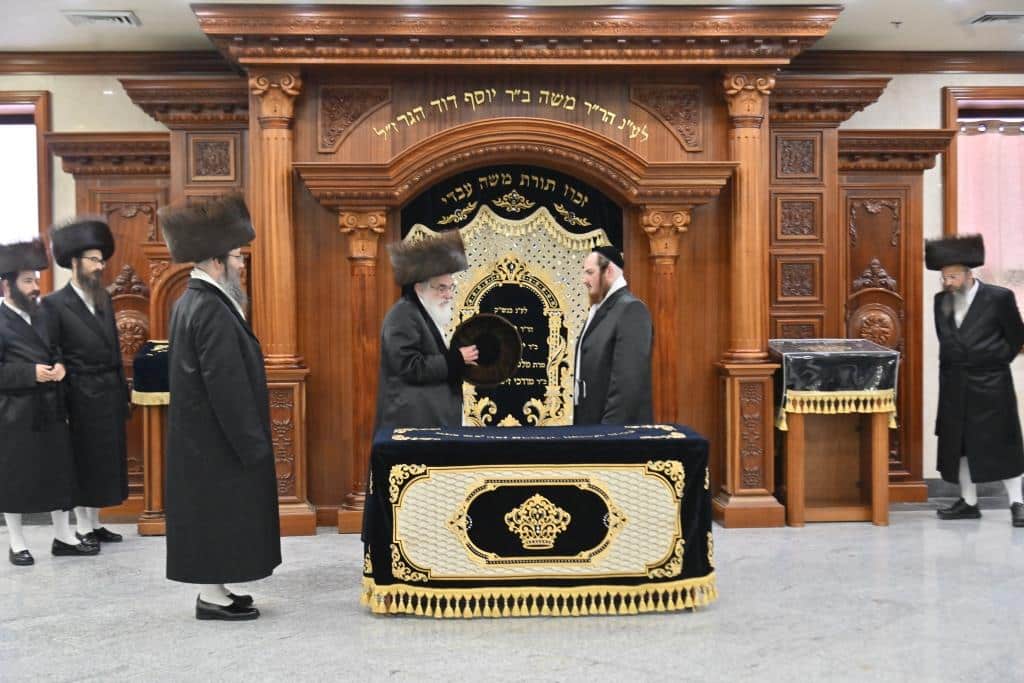 שמחת שבת האופרוף בחצרות ויז׳ניץ, וויען, דראהביטש