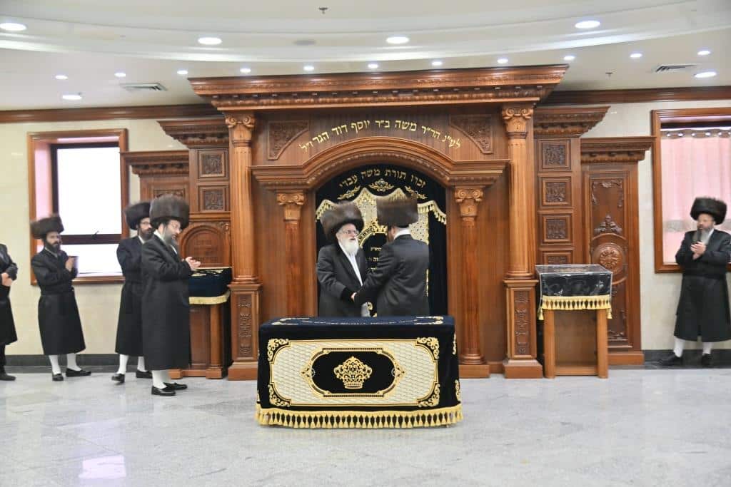 שמחת שבת האופרוף בחצרות ויז׳ניץ, וויען, דראהביטש