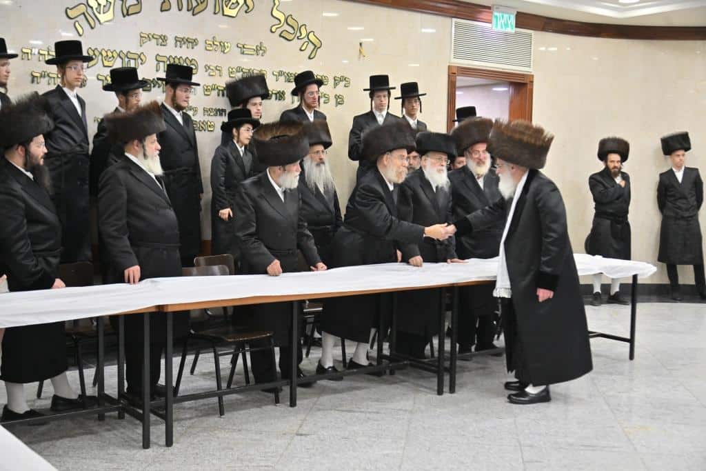 שמחת שבת האופרוף בחצרות ויז׳ניץ, וויען, דראהביטש