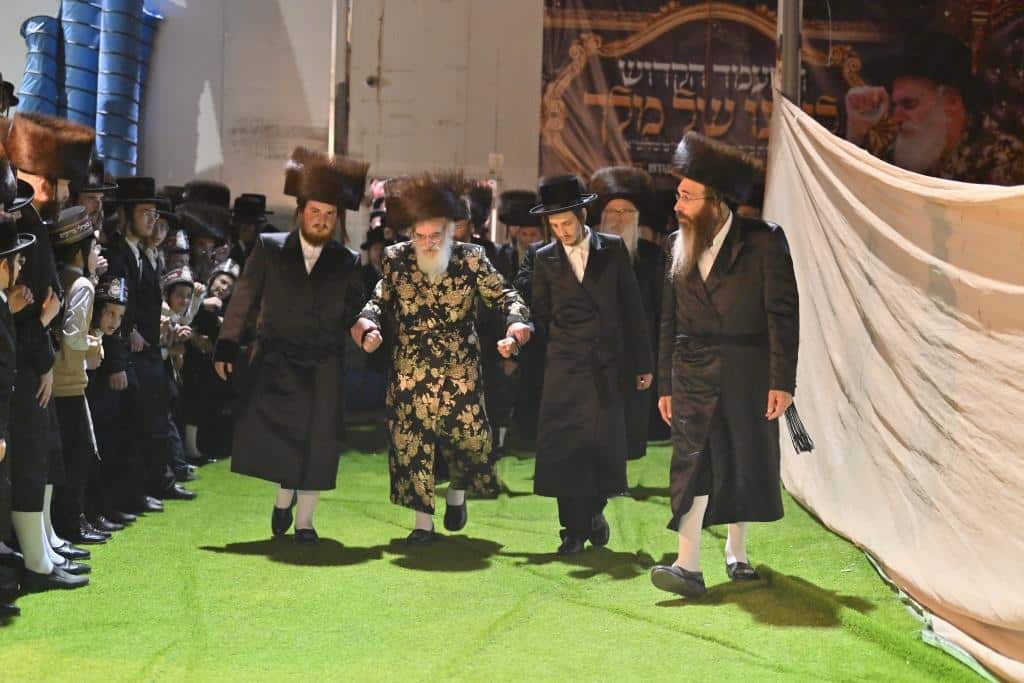 שמחת שבת האופרוף בחצרות ויז׳ניץ, וויען, דראהביטש