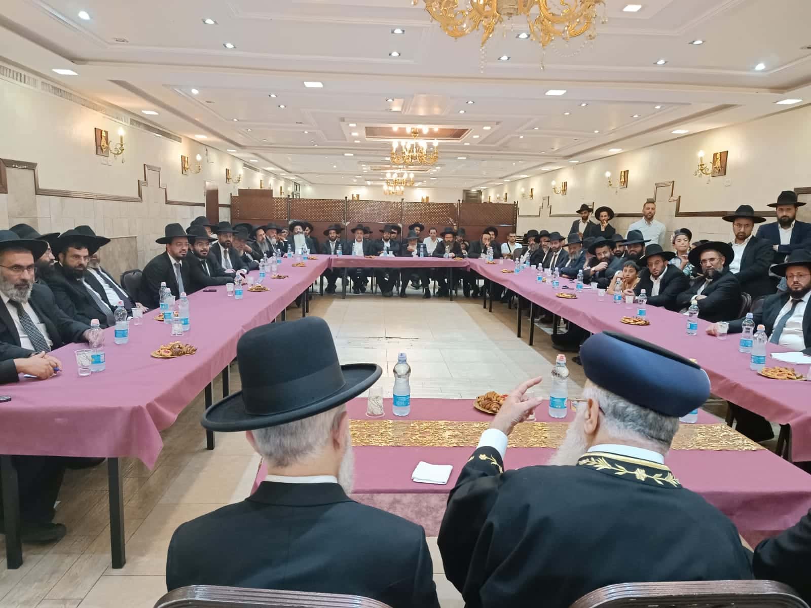הראשל"צ וראש הישיבה חיזקו את ראשי הכוללים לתמוך באברכים