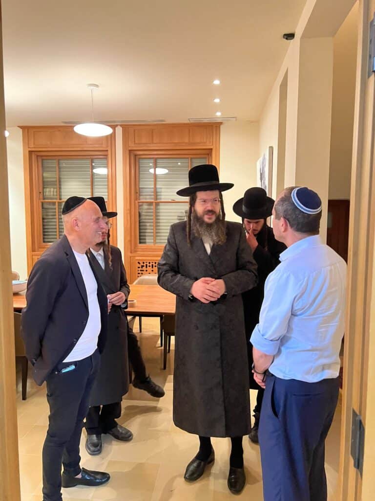 האדמו"ר ר' יחזקאל טאוב קבע מזוזה בביתו של ניר ברקת