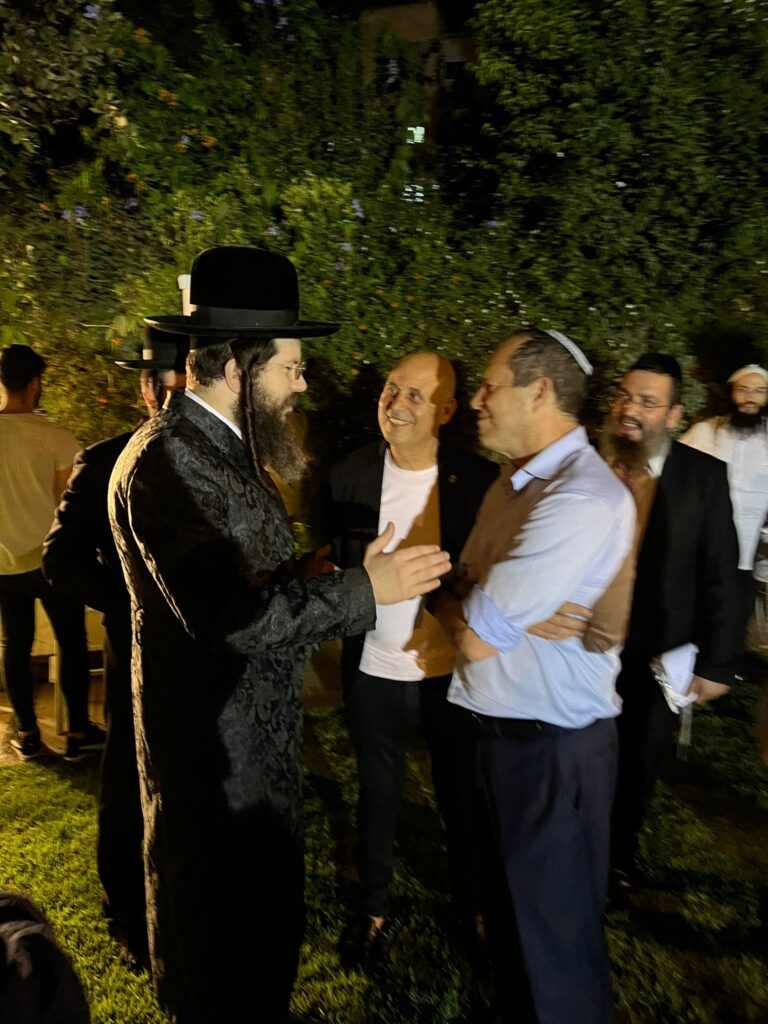 האדמו"ר ר' יחזקאל טאוב קבע מזוזה בביתו של ניר ברקת