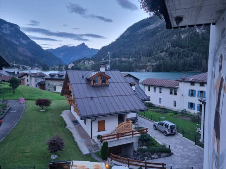 עיירה בהרי הדולימיטים באיטליה