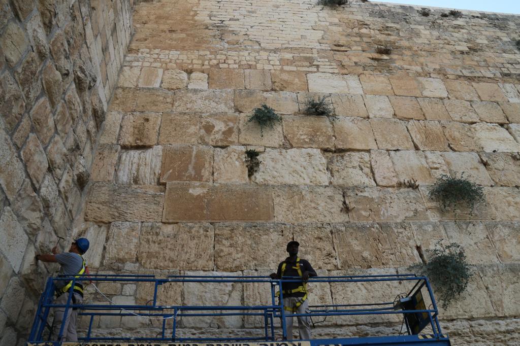 הבוקר בכותל המערבי: בדיקת תקינות אבני הכותל
