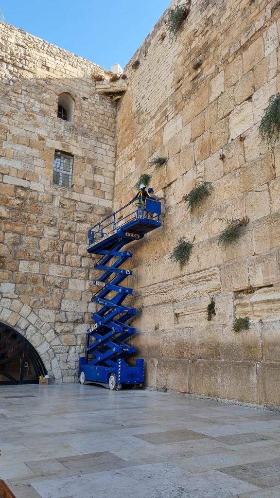 הבוקר בכותל המערבי: בדיקת תקינות אבני הכותל