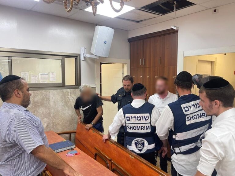 התפרץ לבית כנסת, איים בסכין ונעצר