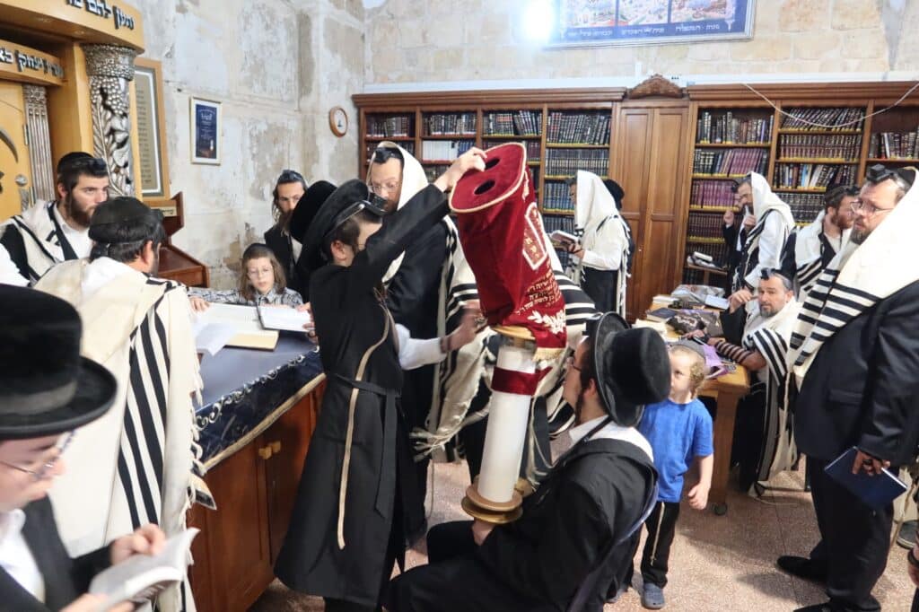 גלריה: אלפים פקדו את קברי אבותינו במערת המכפלה