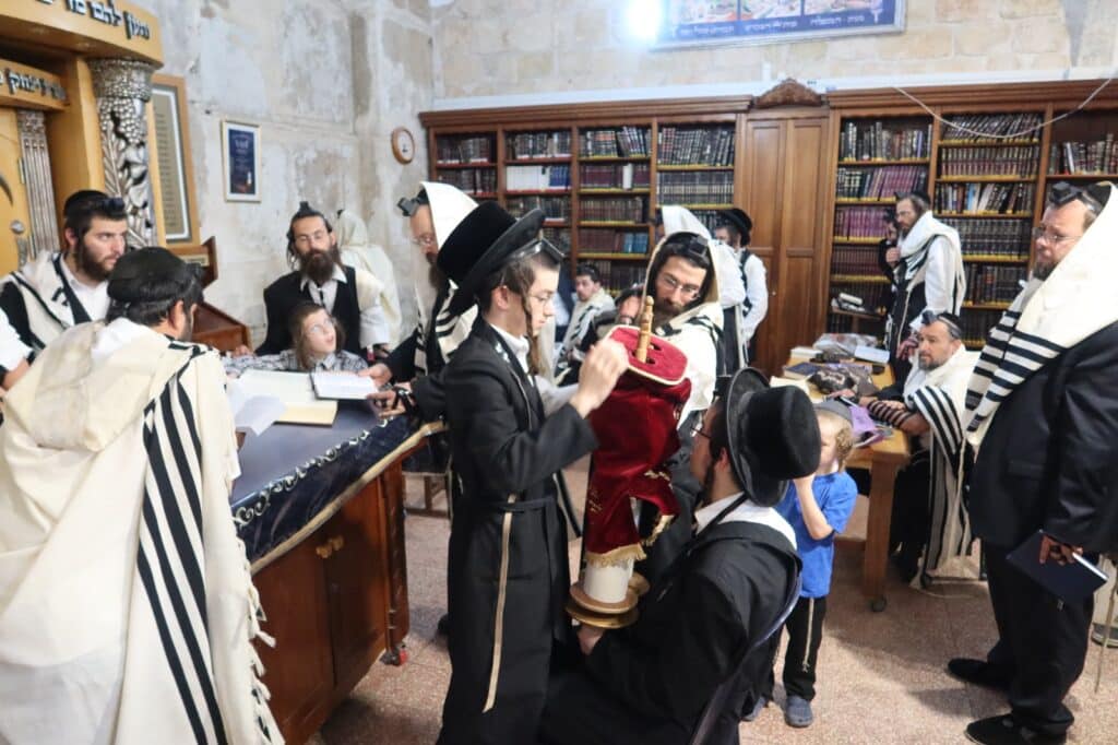 גלריה: אלפים פקדו את קברי אבותינו במערת המכפלה