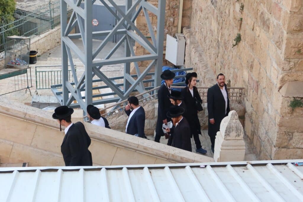 גלריה: אלפים פקדו את קברי אבותינו במערת המכפלה