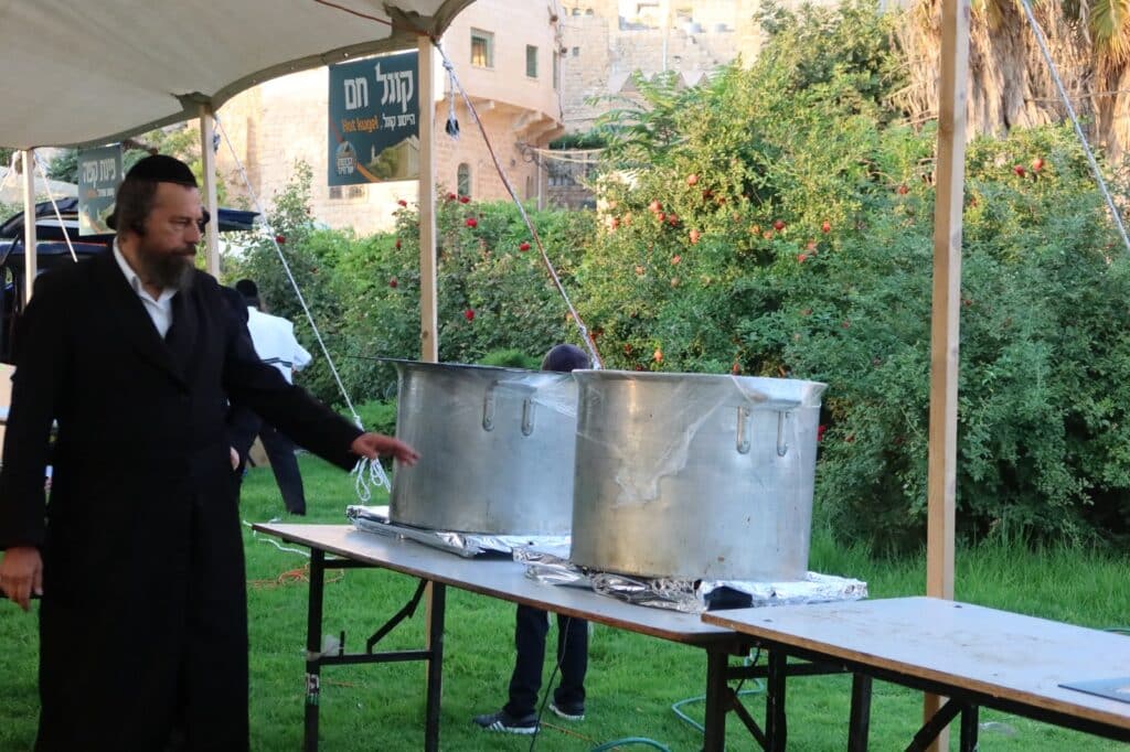 גלריה: אלפים פקדו את קברי אבותינו במערת המכפלה