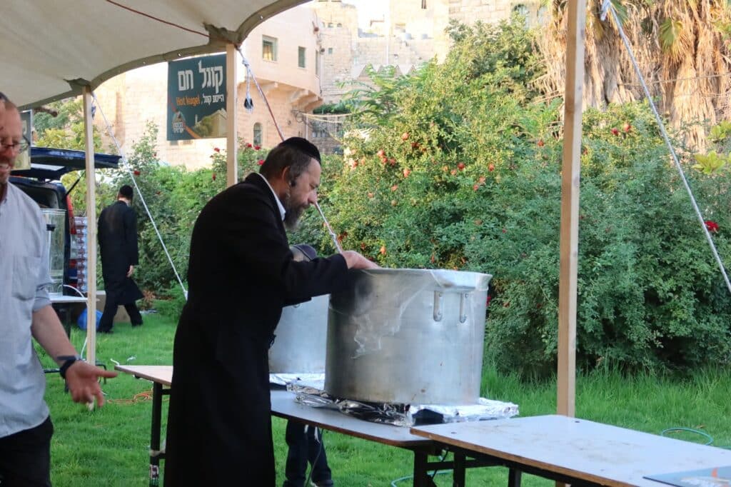 גלריה: אלפים פקדו את קברי אבותינו במערת המכפלה