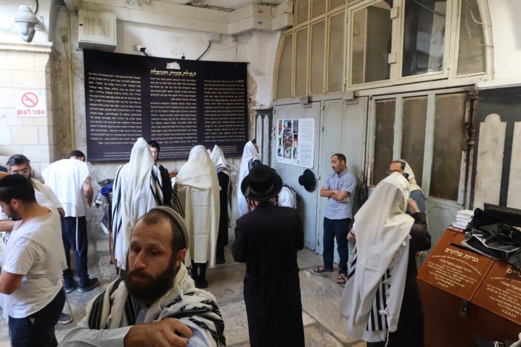 גלריה: אלפים פקדו את קברי אבותינו במערת המכפלה