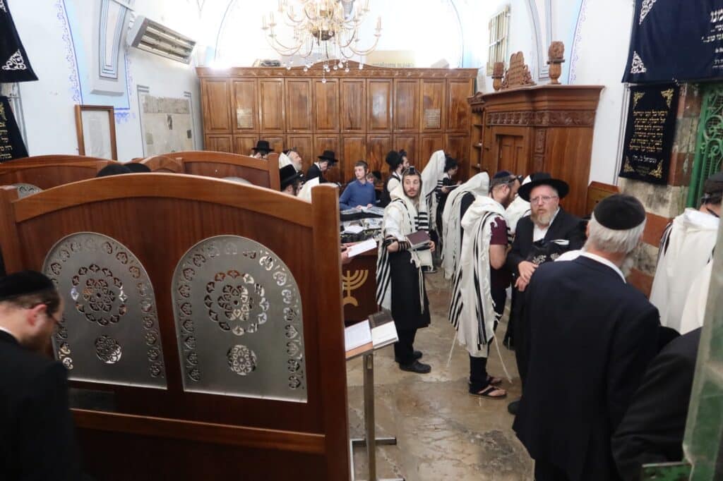 גלריה: אלפים פקדו את קברי אבותינו במערת המכפלה