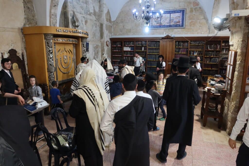 גלריה: אלפים פקדו את קברי אבותינו במערת המכפלה