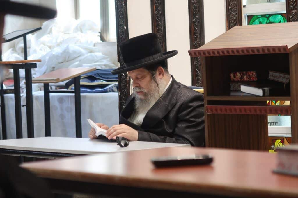 האדמו"ר מנדבורנא ביתר באמירת קינות • גלריה