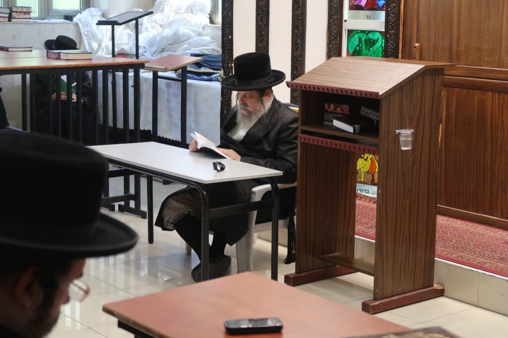 האדמו"ר מנדבורנא ביתר באמירת קינות • גלריה