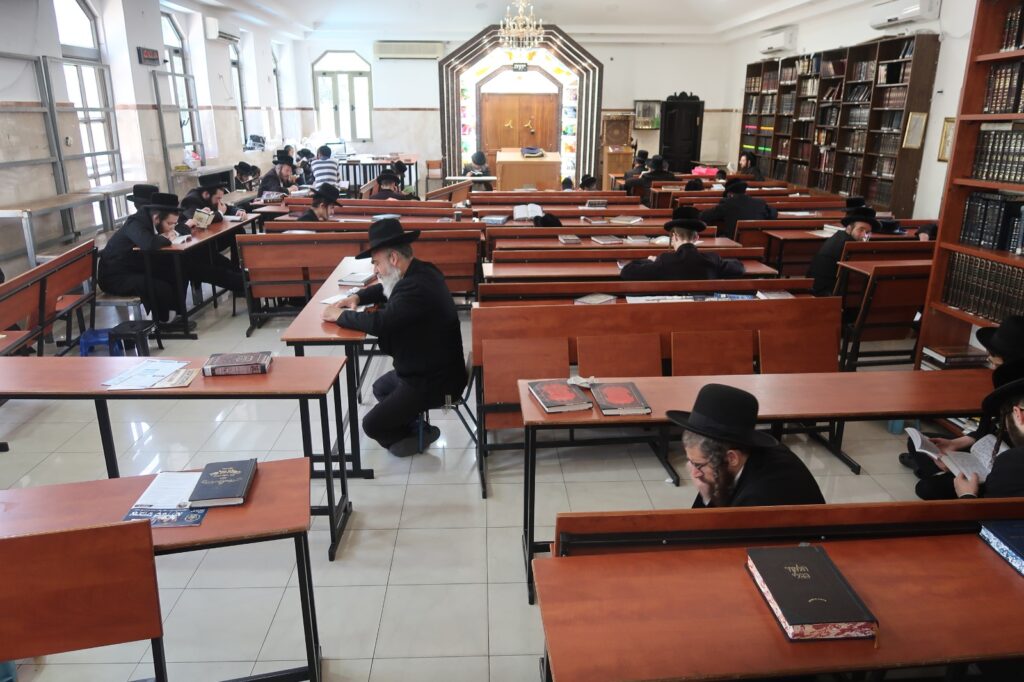 האדמו"ר מנדבורנא ביתר באמירת קינות • גלריה