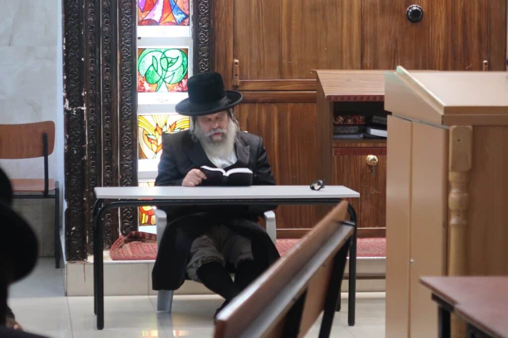 האדמו"ר מנדבורנא ביתר באמירת קינות • גלריה