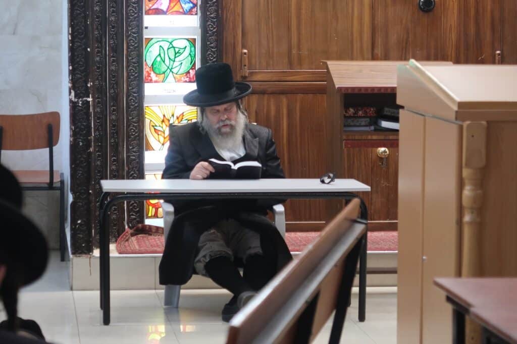 האדמו"ר מנדבורנא ביתר באמירת קינות • גלריה