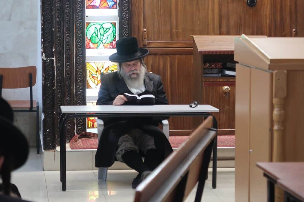 האדמו"ר מנדבורנא ביתר באמירת קינות • גלריה