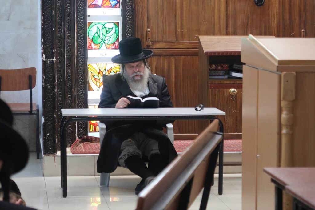 האדמו"ר מנדבורנא ביתר באמירת קינות • גלריה