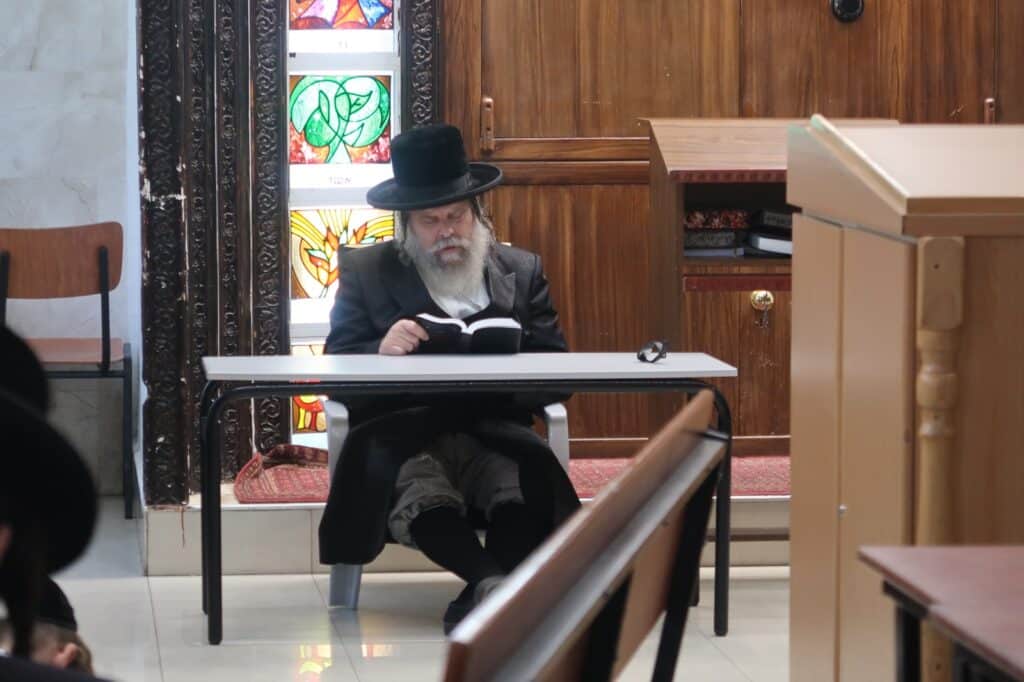 האדמו"ר מנדבורנא ביתר באמירת קינות • גלריה